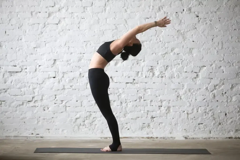 postura de la flexion hacia atras yoga
